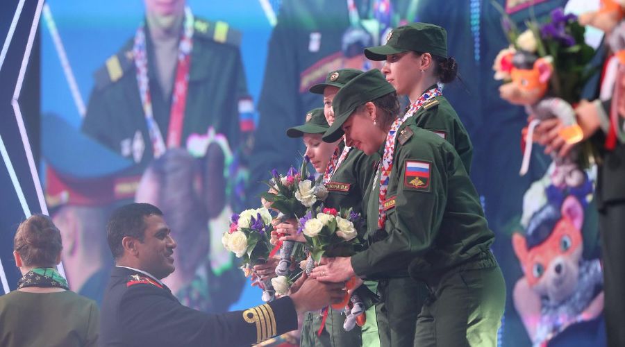 Президент федерации CISM Абдулхаким Аль Шино вручает награды российским военным © Фото из официального твиттера CISM в Сочи (twitter.com/cismsochi2017)