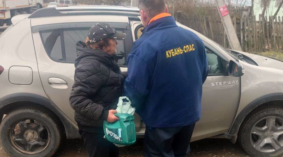 Спасатели проверяют состояние женщины 1940 года рождения, сутки проведшей в лесу &copy;&nbsp;Фото Юга.ру