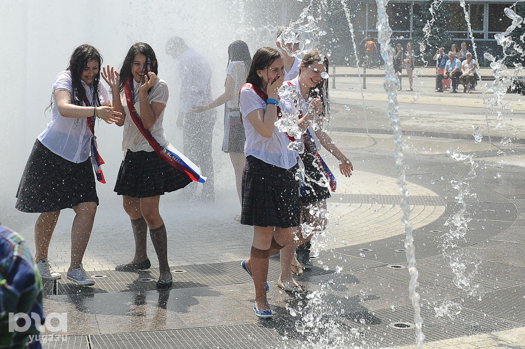 купание выпускниц в фонтане. видео текущей девушки. девушка под фонтаном. девочка потекла. девочка купается в фонтане.