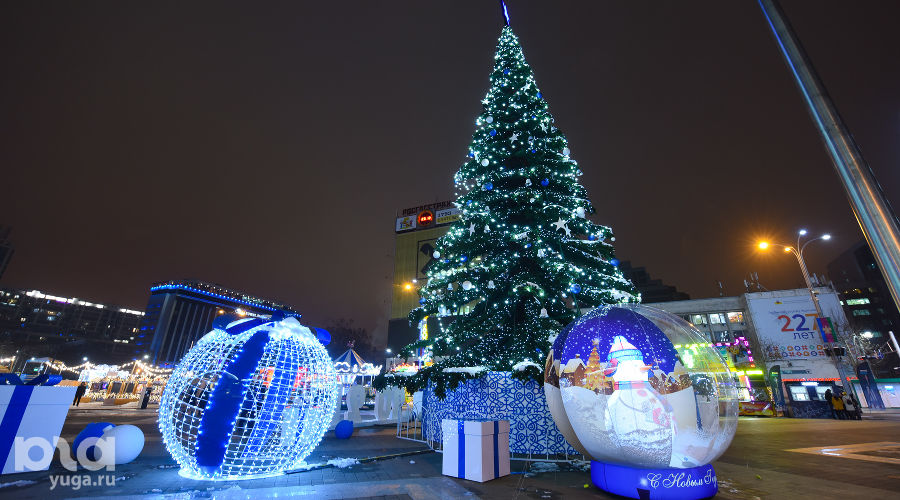 Рождественская ярмарка на Главной городской площади Краснодара © Фото Елены Синеок, Юга.ру