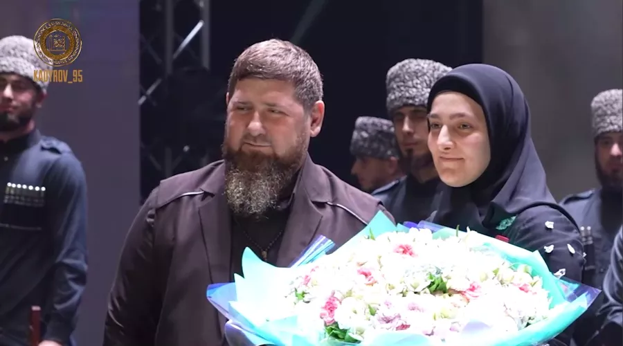 Рамзан и Айшат Кадыровы &copy;&nbsp;скриншот видео из телеграм-канала https://t.me/RKadyrov_95/3939