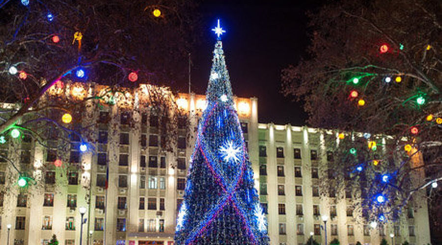Новогодняя елка перед зданием Администрации Краснодарского края © Елена Синеок, ЮГА.ру