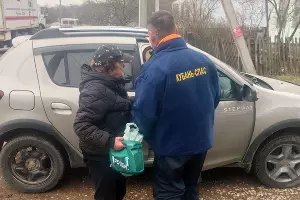 Спасатели проверяют состояние женщины 1940 года рождения, сутки проведшей в лесу &copy;&nbsp;Фото Юга.ру