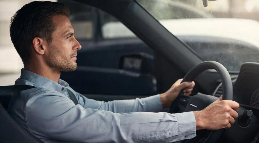 водитель &copy;&nbsp;Изображение сгенерировано с помощью Gigachat