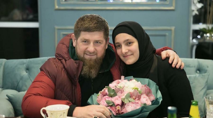 Рамзан Кадыров и его дочь Айшат  © Фото из телеграм-канала «Kadyrov_95», t.me/RKadyrov_95