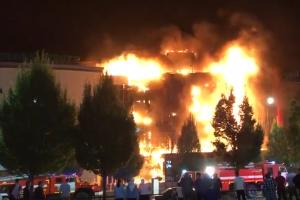 Пожар в ТРЦ «Гранд Парк» в Грозном © Скриншот видео из канала «Чеченец Германия», www.youtube.com/channel/UCpMoamZBdN8Kv0toIKhWqIw