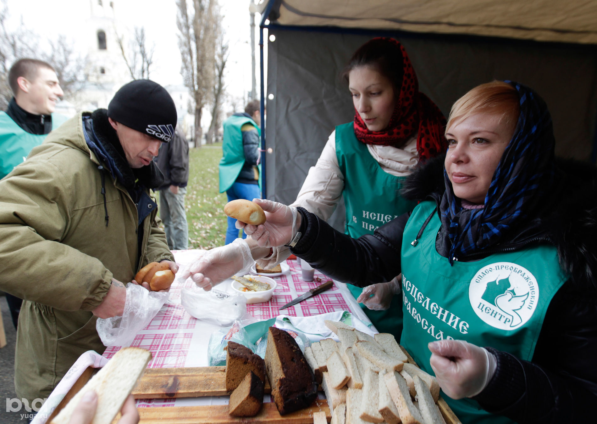 Благотворительная помощь в русской деревне. Благотворительность бездомным. Благотворительность кормление бездомных. Волонтеры и бездомные люди. Волонтеры помогают бездомным.