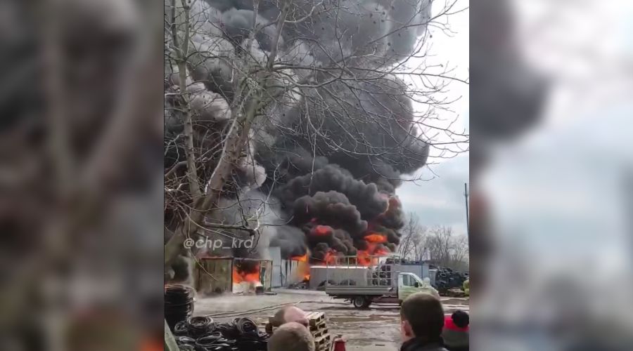 Пожар на заводе в Динской © Скриншот видео из телеграм-канала t.me/chp_krd