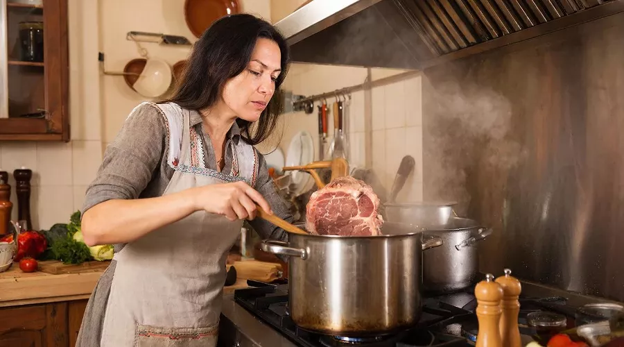 суп мясо хозхяйка &copy;&nbsp;Изображение сгенерировано нейросетью Gigachat