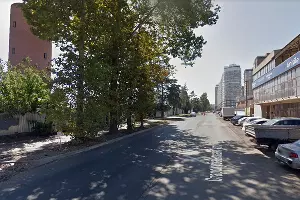 Участок Старокубанской, где следует ехать осторожно: напротив дома № 141 на дороге 3 октября появилась яма &copy;&nbsp;Скриншот панорамы карт &laquo;Яндекса&raquo;
