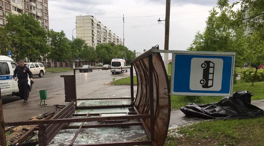 Ураган в Москве. Человека убило остановкой около м. Пражская &copy;&nbsp;Фото из аккаунта в твиттере Ramiz Mustafaev, twitter.com/ramizmustafaev
