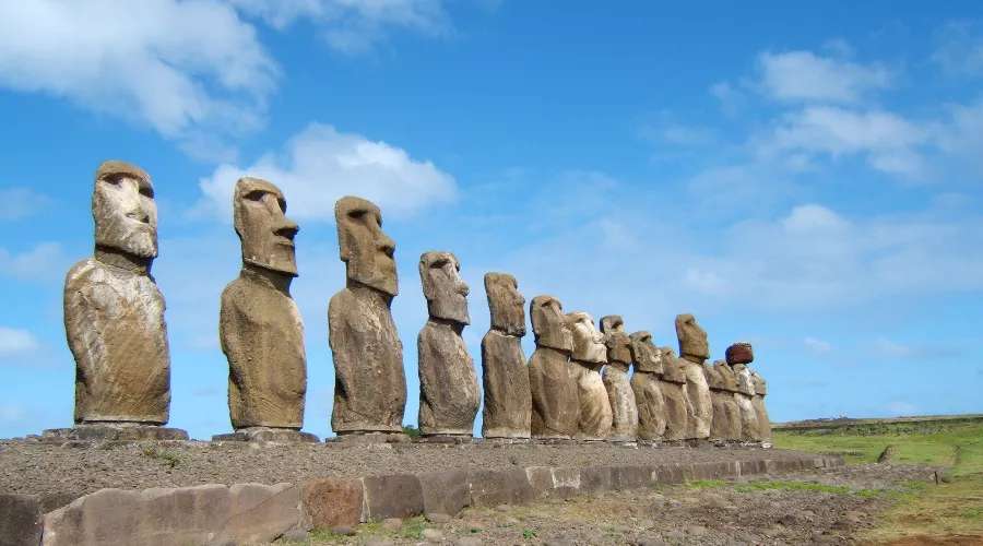 Статуи острова Пасхи &copy;&nbsp;Фото LuxoDresden с сайта wikimedia.org (CC BY-SA 3.0)