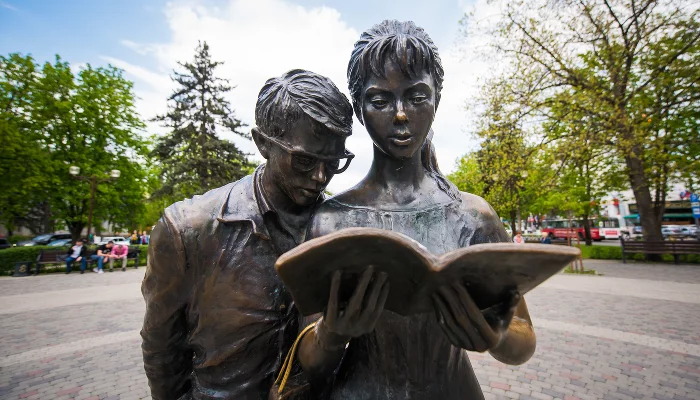 Памятник студентам Шурику и Лидочке в Краснодаре &copy;&nbsp;Фото Елены Синеок, Юга.ру
