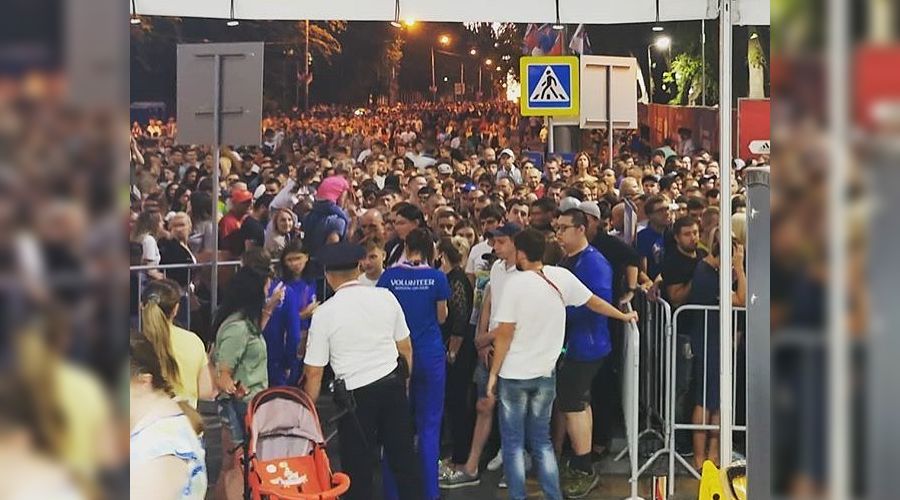 На входе в фан-зону © Фото из группы vk.com/rostovnetip