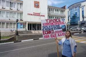 Одиночный пикет Евгении Третьяковой 25 мая 2026 года &copy;&nbsp;Скриншот фото из телеграм-канала &laquo;Чисто в Туапсе&raquo;