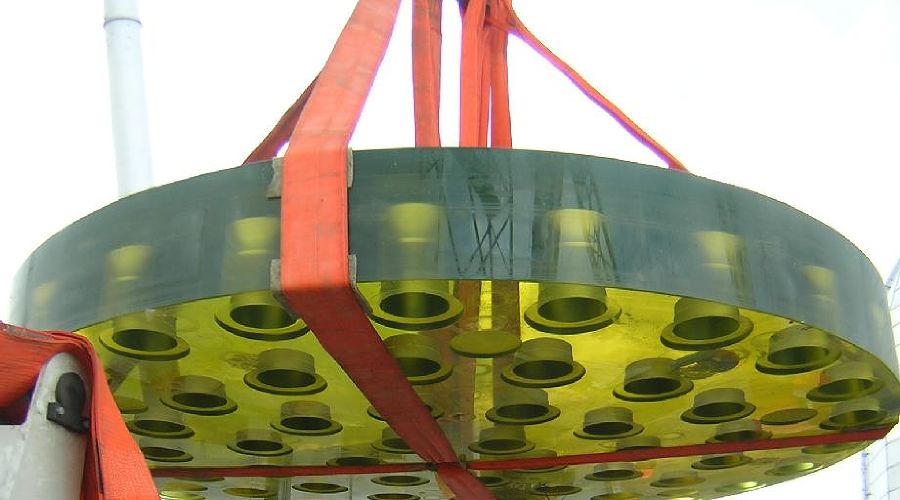 Установка зеркала в контейнер &copy;&nbsp;Фото с сайта sao.ru