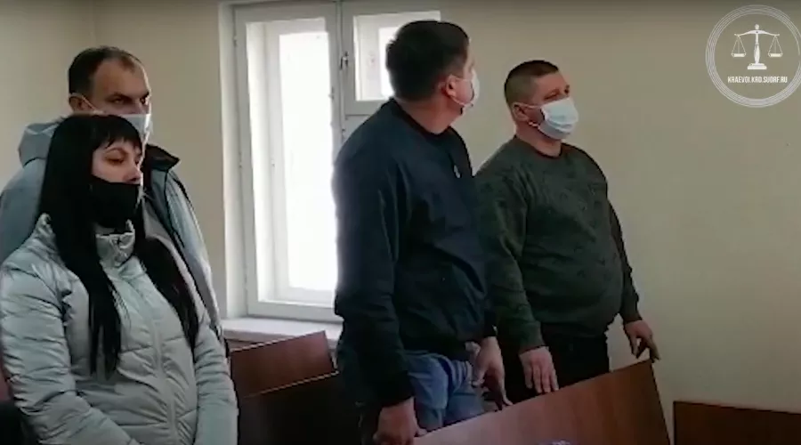 Подсудимые полицейские  &copy;&nbsp;Скриншот видео из YouTube Краснодарского краевого суда youtube.com/watch?v=32uk5Iz3IWU