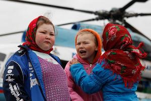 Детей-ненцев доставили из тундры в Воркуту, чтобы они смогли пойти 1 сентября в школу © Эдуард Корниенко, ЮГА.ру