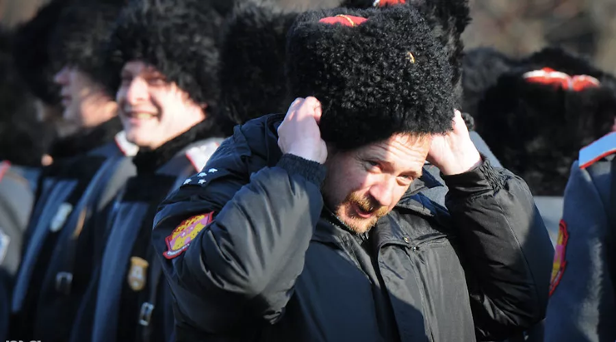 В Краснодаре состоялся смотр казаков, которые будут нести патрульную службу в Сочи во время Олимпиады &copy;&nbsp;Елена Синеок, ЮГА.ру