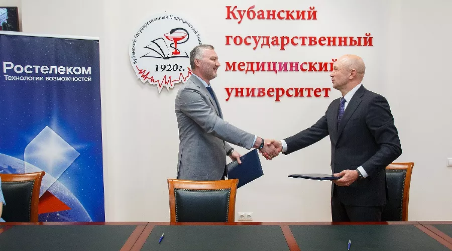 Ректор КубГМУ Сергей Алексеенко и директор по работе с корпоративным и государственным сегментами Краснодарского филиала «Ростелекома» Дмитрий Сопинский &copy;&nbsp;Фото предоставлено пресс-службой ПАО &laquo;Ростелеком&raquo;