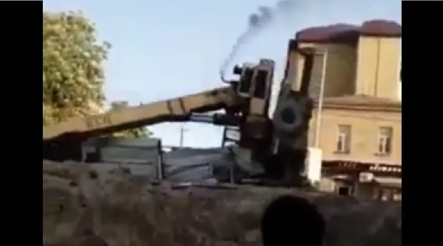 В Дербенте рухнул автокран &copy;&nbsp;Скриншот видео из канала &laquo;Регион Online&raquo; в YouTube