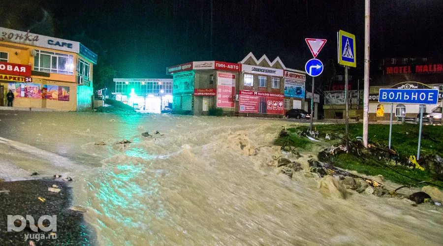 Подтопление в Туапсе, 24 октября 2018 г. &copy;&nbsp;Фото Владислава Щеколдина, Юга.ру