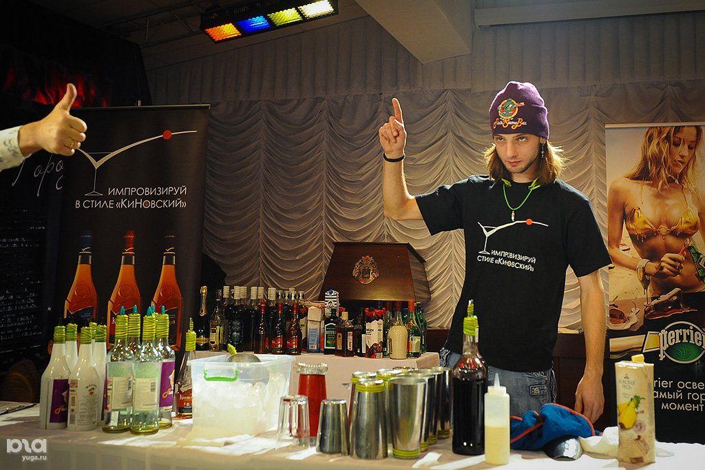 конкурс спиртных напитков. Beer pong игра. конкурс спиртных напитков. красивые мужчины сомелье. красивые алкогольные напитки.