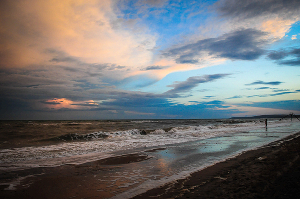 Отжимный ветер — ветер, уносящий суда и правсредства от берега в море. Его порывы опасны тем, что могут быстро отнести человека далеко от суши.